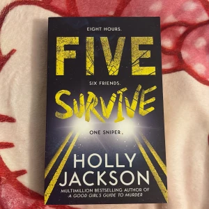 Five Survive - En spännande thriller av Holly Jackson där sex vänner måste överleva en natt med en krypskytt efter att deras husbil går sönder. Hemligheter avslöjas och inte alla kommer att överleva natten. Perfekt för fans av 'A Good Girl's Guide to Murder'.
