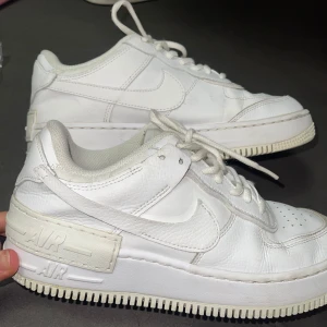 nike air force 1 shadow (strl 40,5) - säljer ett par vänligt använda nike air forces 1 shadows i väldigt fint skick. inga slitage men kan behöva tvättas. jätte bekväma skor och väldigt snygga!! väl omhändertagna!! (ordinarie pris 1649kr) pris kan diskuteras vid snabb affär!!