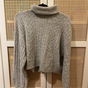 En grå stickad tröja - En grå stickad tröja i storlek S och ifrån HM. Tröjan har använts en gång för ungefär ett år sedan