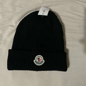 Moncler Mössa - Snygg svart mössa från Moncler
