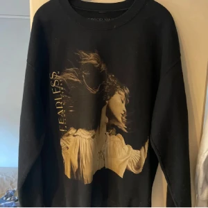 Taylor swift fearless tröja - Taylor Swift fearess tay’s version tröja i storlek M 💛💛
