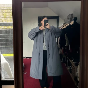 Grå fodrad trenchcoat - Kappa som är lätt fodrad. Aldrig använd av mig. Oklart vilken storlek det är men skulle säga en S/M.