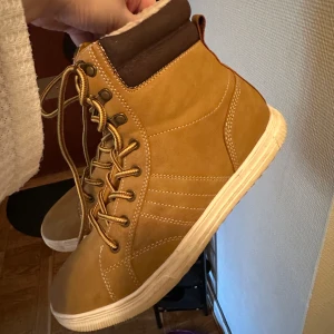 Bruna kängor från Everest 39 - Säljer ett par bruna kängor från Everest med snörning och mjukt foder. Perfekta för kyligare väder med sin robusta design och bekväma passform.