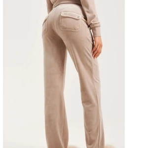 Juicy couture byxor - Snygga beige juicy byxor som aldrig har använts och säljs nu till ett bra pris. Kvitto finns om det behövs!