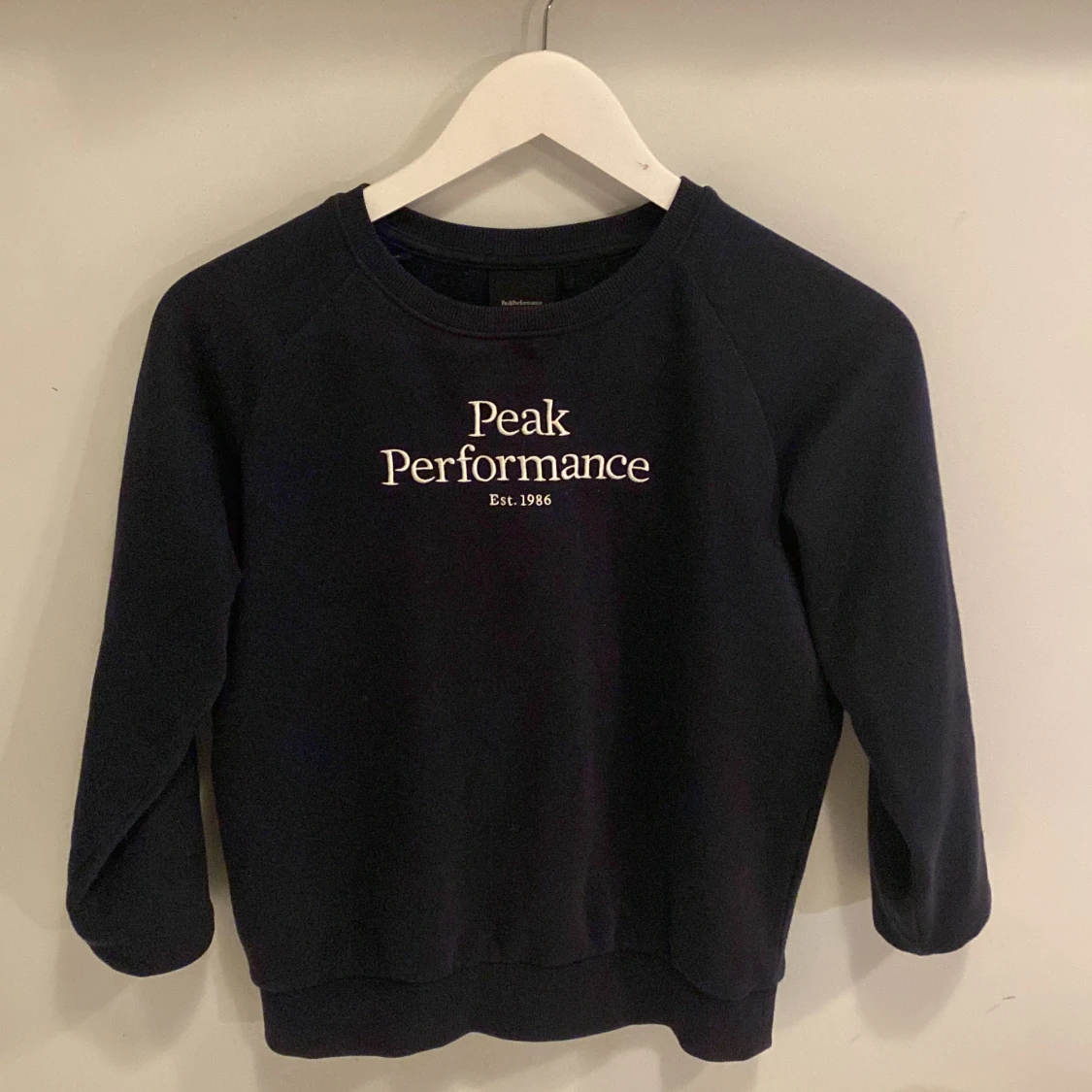 Mörkblå tröja från Peak Performance