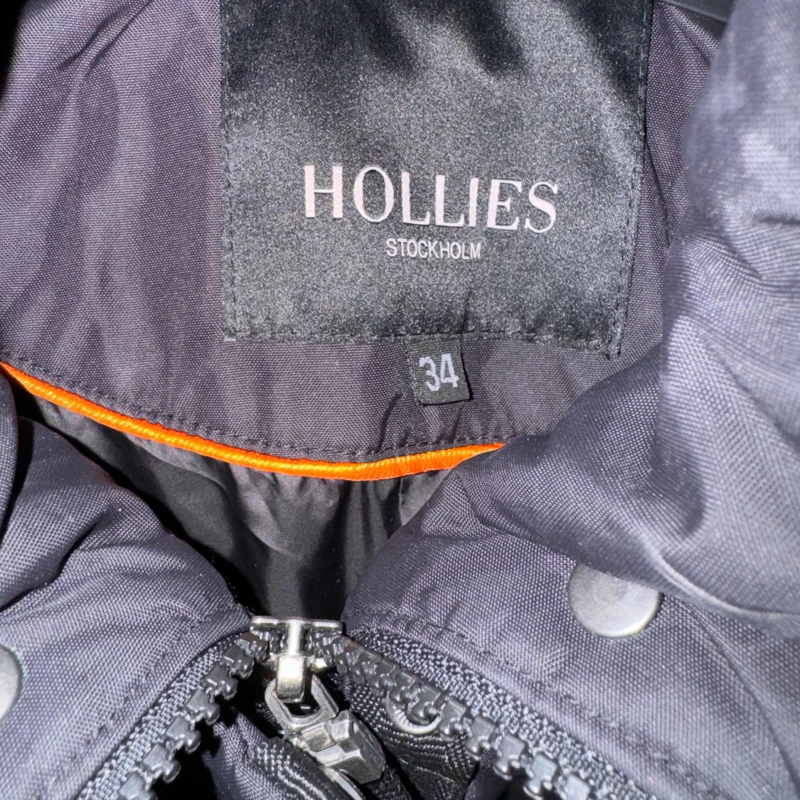 Svart parkajacka från Hollies - 90