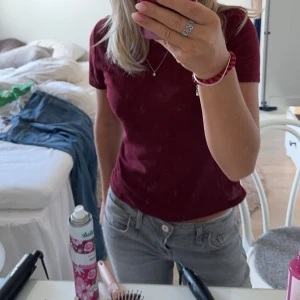 Grå bootcut jeans - Säljer ett par snygga grå bootcut jeans i mycket bra skick. Passar mig som har storlek 32 eller 34 i jeans 