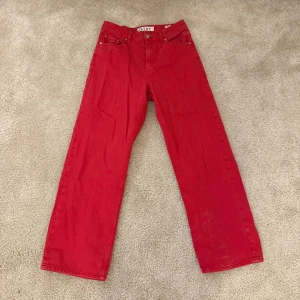 Röda baggy jeans - SVINsnygga jeans från Carlings i märket Stay. Vuxit ur dom så säljer därav. Sparsamt använda. Hojta till för mått eller fler bilder :-)