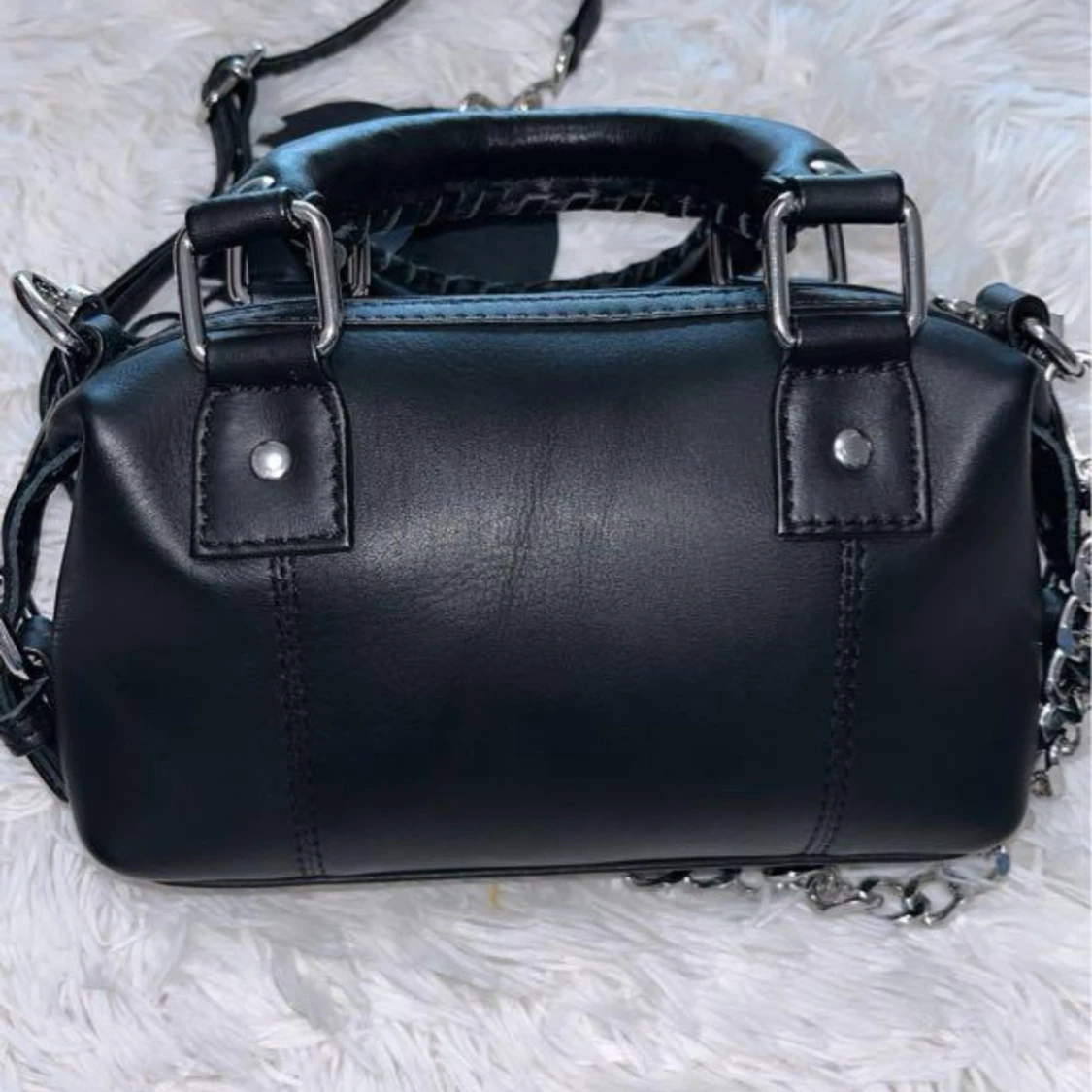 NYTT Svart handväska från Núnoo mini Bobby  - 91