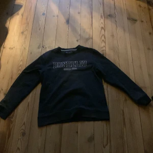 Svart sweatshirt från Bondelid - Tja, Säljer en svart sweatshirt från Bondelid med tryck 'BONDELID SINCE 1956' på bröstet. Tröjan har långa ärmar och en rund halsringning. Perfekt för en avslappnad stil. Storleken är M men är lite mindre i passformen. Priset kan diskuteras.