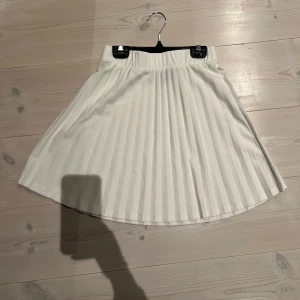 Vit plisserad kjol från Vero Moda - Supersöt vit plisserad kjol från Vero Moda, tenniskjol-look. Använd lite på sommaren men i princip i nyskick🤍✨ Storlek XS!