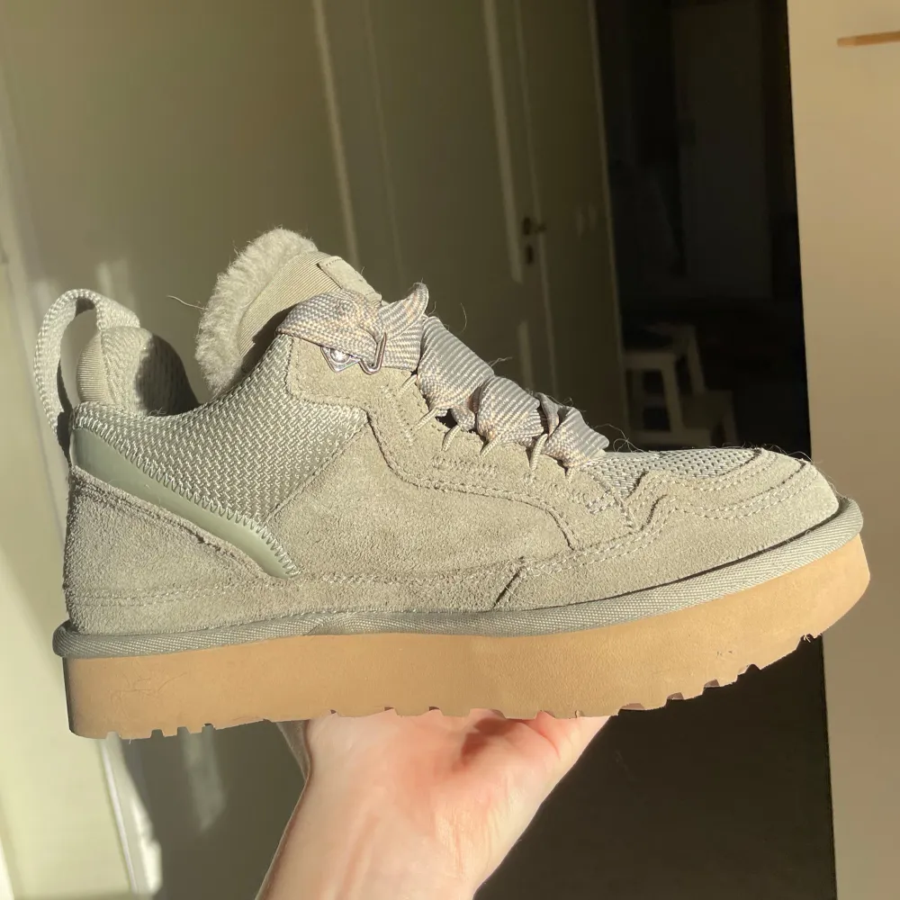 UGG Lowmel köpta i usa förra vintern, men blev fel storlek. Har tyvärr inte kvar lådan. Oandvända, strl 37. 💰Pris 2300kr . Kengät.