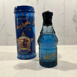 Versace Versace Blue Jeans Man EdT 75ml - Säljer en Versace Blue Jeans Man Eau de Toilette med original förpackningen. Har endast sprayats ett par gånger. Blue Jeans är en klassiskt maskulin doft med citrusnoter, inslag av trä och ett kryddigt hjärta som vilar tryggt på en varm och sensuell bas. Parfymen är elegant i sin framtoning och ger ett tidlöst intryck. Doftfamilj – Aromatisk/Fougères Toppnoter – Bergamott, citron, anis, basilika och palisanderträ. 