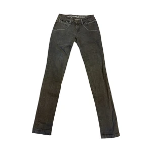 Gråa jeansbyxor - Snygga mörkgråa jeansbyxor med en klassisk design. De har en tight passform och är perfekta för en stilren look. Byxorna har fickor fram och bak samt en dragkedja.