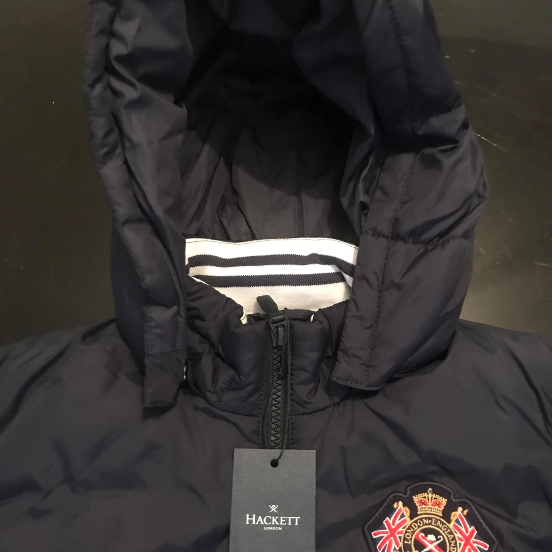 Marinblå och röd väst från Hackett - 90