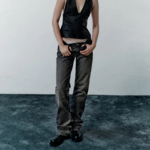 Grå Lågmidjade jeans från Zara - Säljer dessa snygga grå jeans från Zara med låg midja och rak passform! De är från förra årets kollektion och går ej att få tag på längre. Så snygga och var verkligen en favorit! I bra skick! 🥰