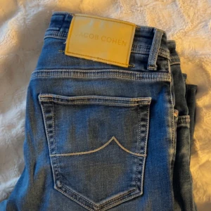 Jacob Cohen Jeans  - Säljer nu mina sjukt feta Jacob Cohen Jeans i modellen Nick. Nypris på 5499kr! Liten defekt bak men ej synlig vid användning. Hör av er vid frågor & funderingar!