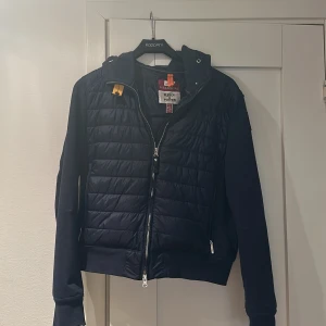 Parajumper cardigan - XL i barnstorlek/xs. I nyskick från ni. Nypris 4699kr. Pris kan diskuteras!