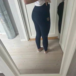 Mörkblå ridbyxor från Maya Delorez  - Säljer marinblå ridleggings storlek XS från Maya Delorez!💙Bra skick och sparsamt använda, men lite bortskaft grepp (se sista bild). Mobilfickor på båda sidor. Nypris: 799💸Säljer då det var länge sen jag använde dem🥰 