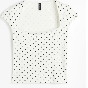 Vit prickig topp från H&M - Snyggaste toppen från H&M!!! Använd en gång så jätte fint skick, den är i divided så lite mindre i storlek💗💗💗💗 