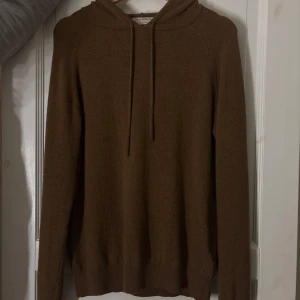 Brun hoodie från Tiger of Sweden - Säljer en stilren brun merinoull hoodie från Tiger of Sweden. Tröjan använd endast 1 gång, så i god skick! Nypris: 1599 kr 
