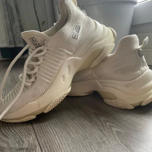 Steve Madden skor - Snygga vita sneakers med stickad ovandel och snörning. Skorna har en tjock sula och en modern design som passar perfekt för en avslappnad stil.. sparsamt använda och väldigt bra skick