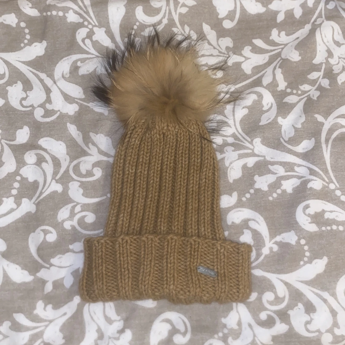 Beige stickad mössa med pälsboll från Tif & Tiffy