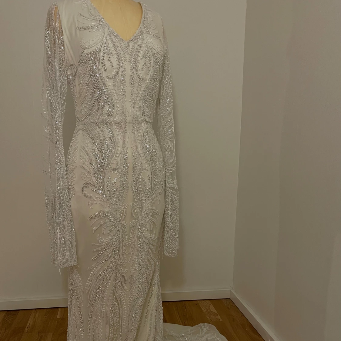 Vit långklänning med stenar - 91