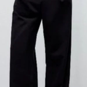 Svarta vida byxor strl M Nya - Snygga svarta byxor med en vid passform. Perfekta för en stilren look. Hög midja strl M nya och oanvända! 