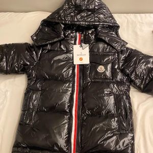 Moncler jacka   - En jätte fin moncler jacka helt ny aldrig använt det är syrrans hjälper hon och sälja den de en tjej jacka perfekt för vintern 