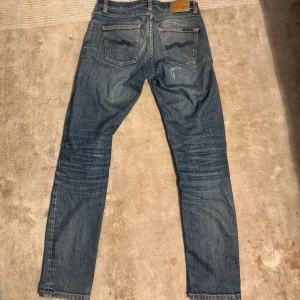 Nudie jeans - Nudie jeans i modellen lean dean. Storlek W29 L32