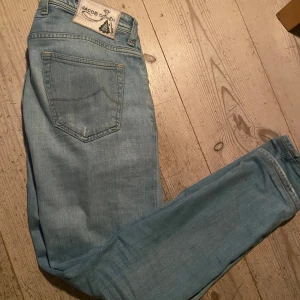 Ljusblå slim fit 622 Jacob Cohen Jeans - Sjukt feta Jacob cohen jeans, med en riktigt fet tvätt.  Skick 8/10, finns en lagning som man inte ser i byxorna, inget problem. Nypris Ca:5000kr. Kom med frågor om ni har några!