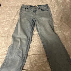 Ljusblå jeans från Levi's - Säljer ett par ljusblå jeans från Levi's. Modellen är lose fit. Storlek är 14y/158-164 och skicket är 9/10. Nypris är 600, mitt pris är 250.