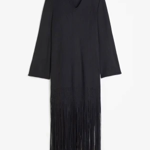Svart stickad H&M klänning - Snygg svart stickad klänning med v-ringning och långa ärmar. Perfekt för kyligare dagar med sin mjuka och bekväma passform. Aldrig använt förut ❤️