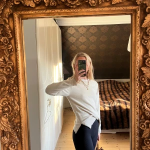 beige/vit stickad tröja från hunkydory  - Säljer en stilren vit stickad tröja med lång ärm. Perfekt för en avslappnad och bekväm look. Tröjan har en klassisk design som passar till många olika outfits. Silvriga dragkedjor på båda sidorna🫶🫶