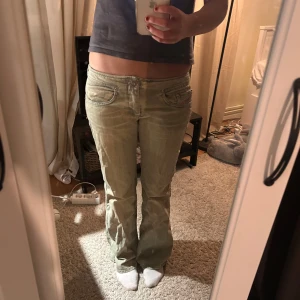 Diesel jeans - Snygga bootcut jeans med låg midja från diesel industry. De har väldigt cool färg som är lite gul/grå aktig🩷innerbenslängd: 73 midjemått: 37