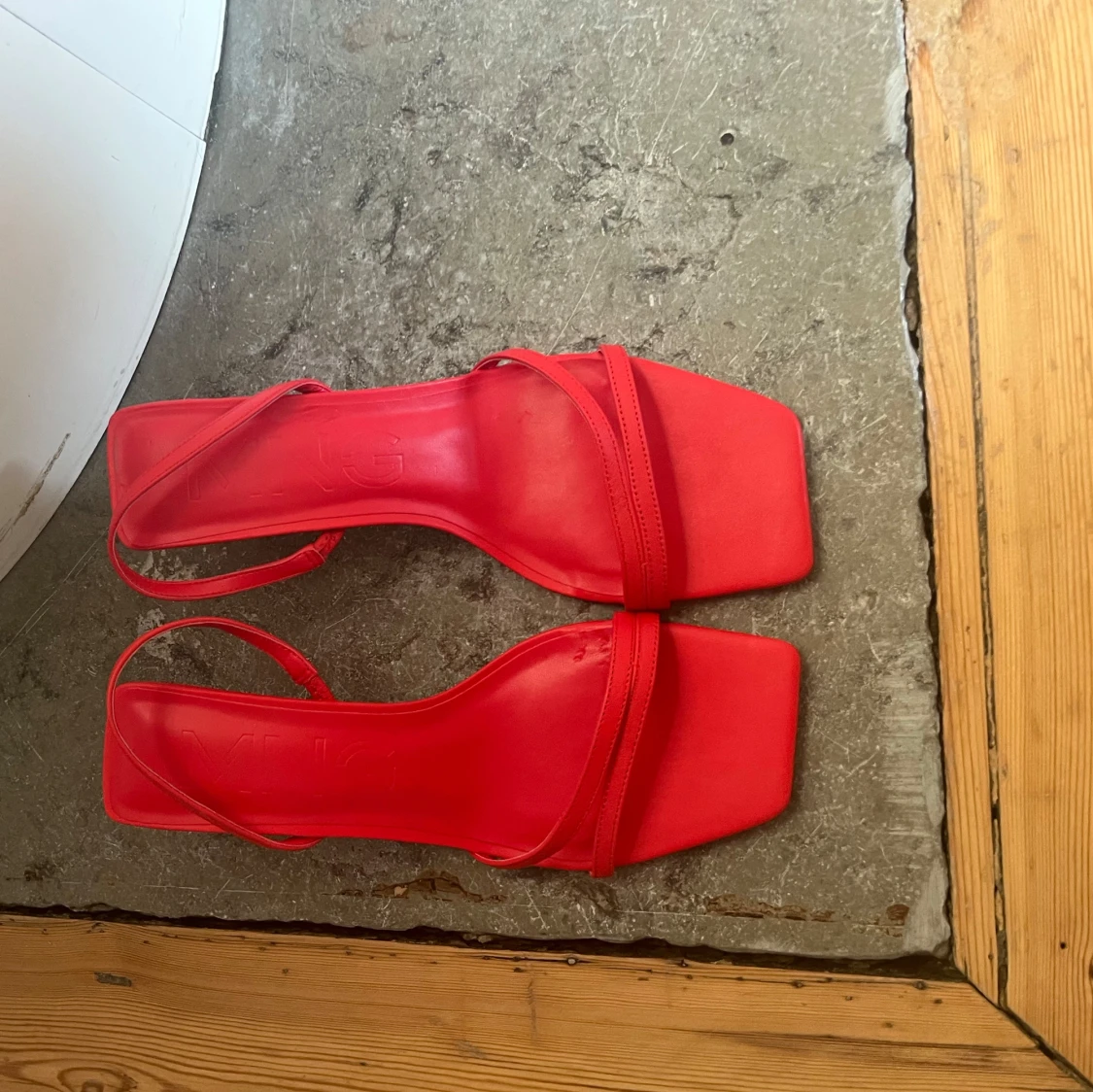 Röda sandaler med klack från Mango
