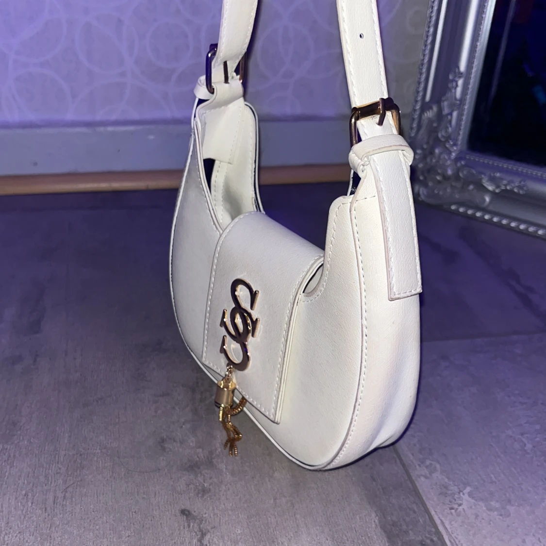 Vit axelväska med gulddetaljer - 90