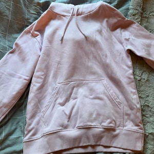 Ljusrosa hoodie - • Mysig ljusrosa hoodie från H&M                               • Sparsamt använd 💗                                           
