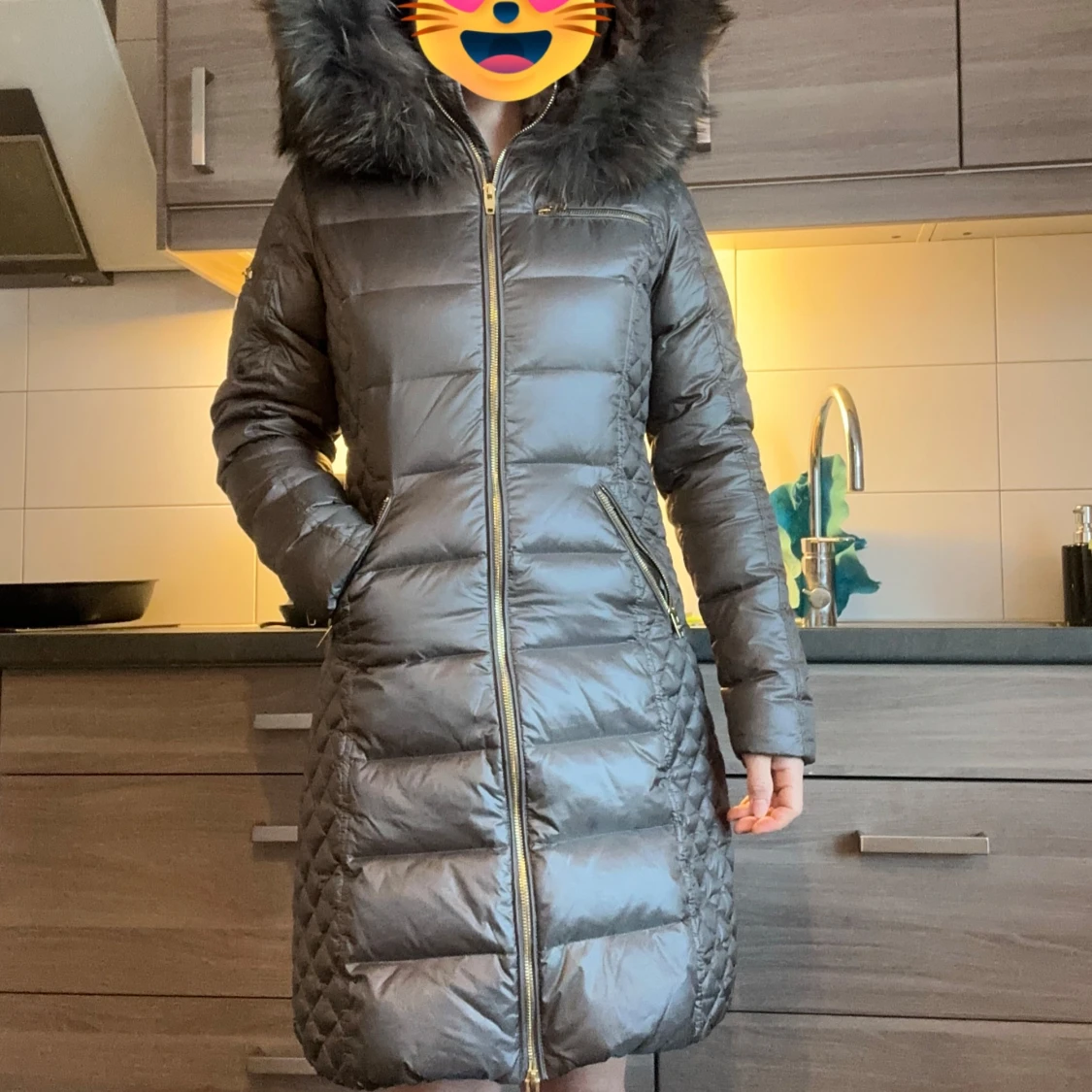 Grå dunjacka med pälshuva