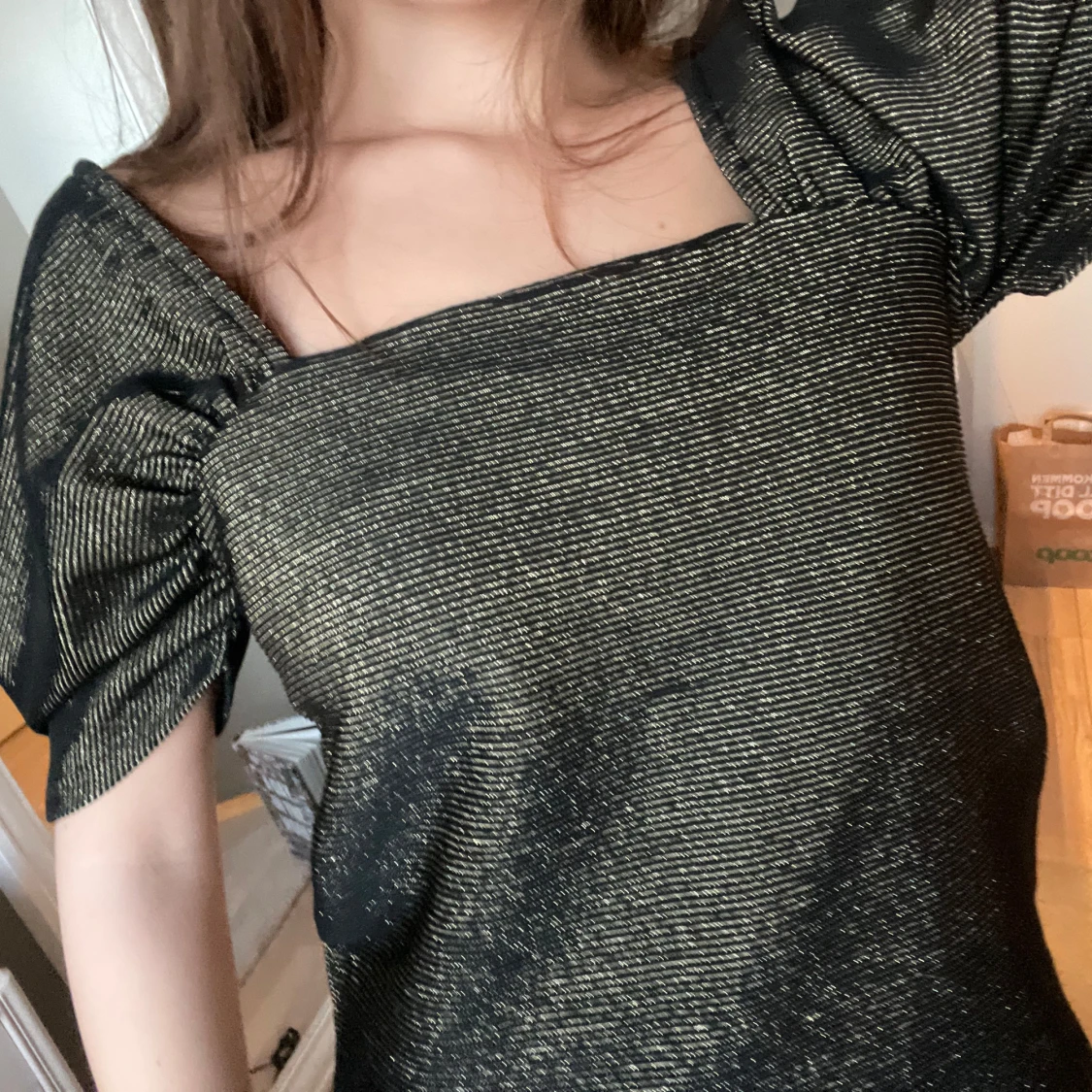 Svart glittrig topp med puffärmar - 91