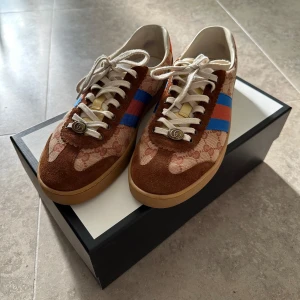 Gucci G74 sneakers - Säljer mina riktigt snygga och originella Gucci sneakers - bara använda några få gånger - nypris drygt 10 000kr, mitt pris ca 2900kr - box och allt liknande medföljer - storlek 43 - tveka inte på att höra av dig⭐️