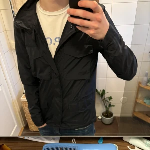 Aspesi Feild Jacka - Säljer nu denna riktigt snygga lite tunnare jackan från det eftertraktade märket aspesi. Nypris runt 4000. Inga defekter, storlek M men passar S. Ingår Aspesi förvaringspåse. Skickas i NK box🤝