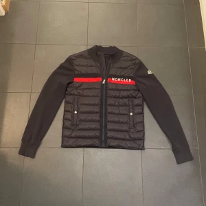 Moncler Cardigan  - Moncler Cardigan i gott skick, köpt på Nk för 9000 kr. Storlek 164, motsvarar storlek XS. 