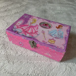 Prinsess ask/låda 💕👸🏼 - Söt prinsess ask/låda som mest har använts till att lägga kort i men kan även användas som smyckesskrin. Finns några skavanker så som skav på sidorna och någon fläck på uppe på locket på trycket, den är alltså i använt/begagnat skick! FÖRST TILL KVARN!