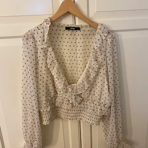 Bikbok blus  - En fin blus från bikbok som inte kommer till användning, storlek L men jag har S och funkar okej som man ser på bild 2.  