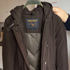 Woolrich Jacka - Mycket fin dam jacka från Woolrich sparsamt använd mycket fint skick pälskrage följer med finns ej med på bilden bara. Skick 10/10 nypris på dessa ligger runt 11000kr.