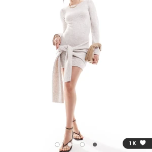 Beige stickad klänning - SÖKER denna klänning från 4th & Reckless i 34 eller 36