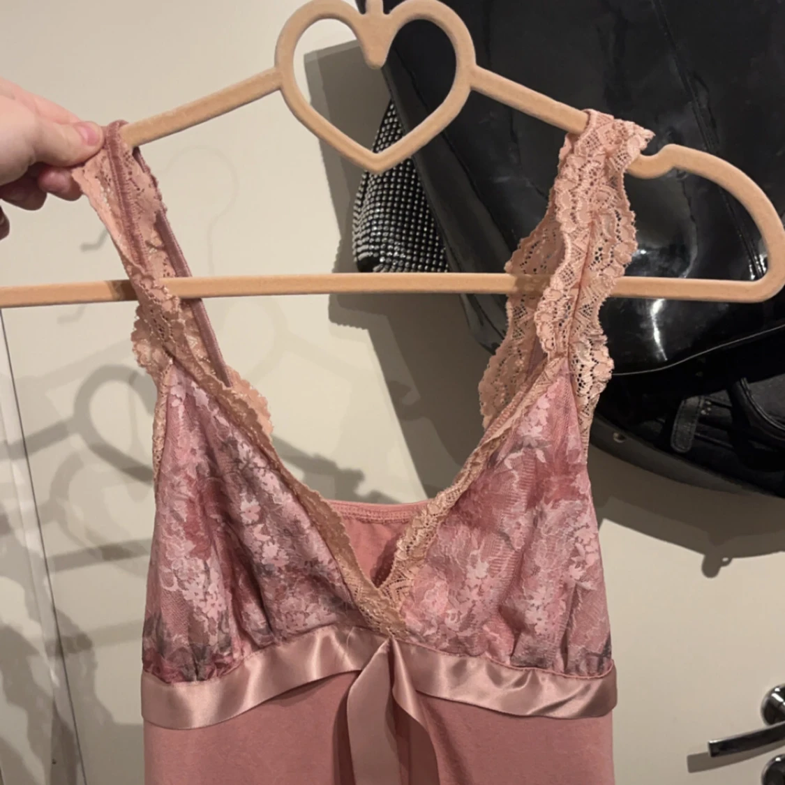 Rosa spetsklänning med satinband