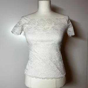 Off shoulder spets topp  - Superfin vit kortärmad offshoulder spetstopp. Storlek xs. Köp sker via köp nu, jag postar inom 25h. Kvar tills markerad såld 